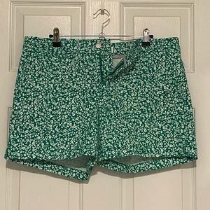 Market & Spruce Green Floral Shorts